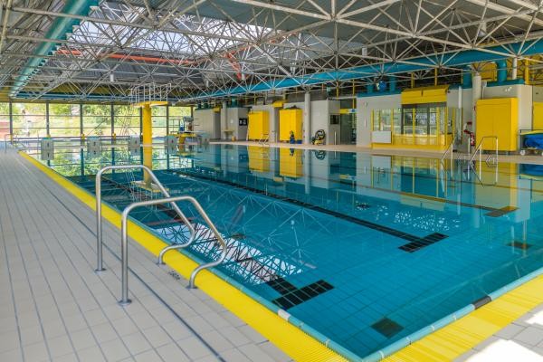 Hallen-Freibad Hallen-Freibad Innen mit Waibstadt Logo